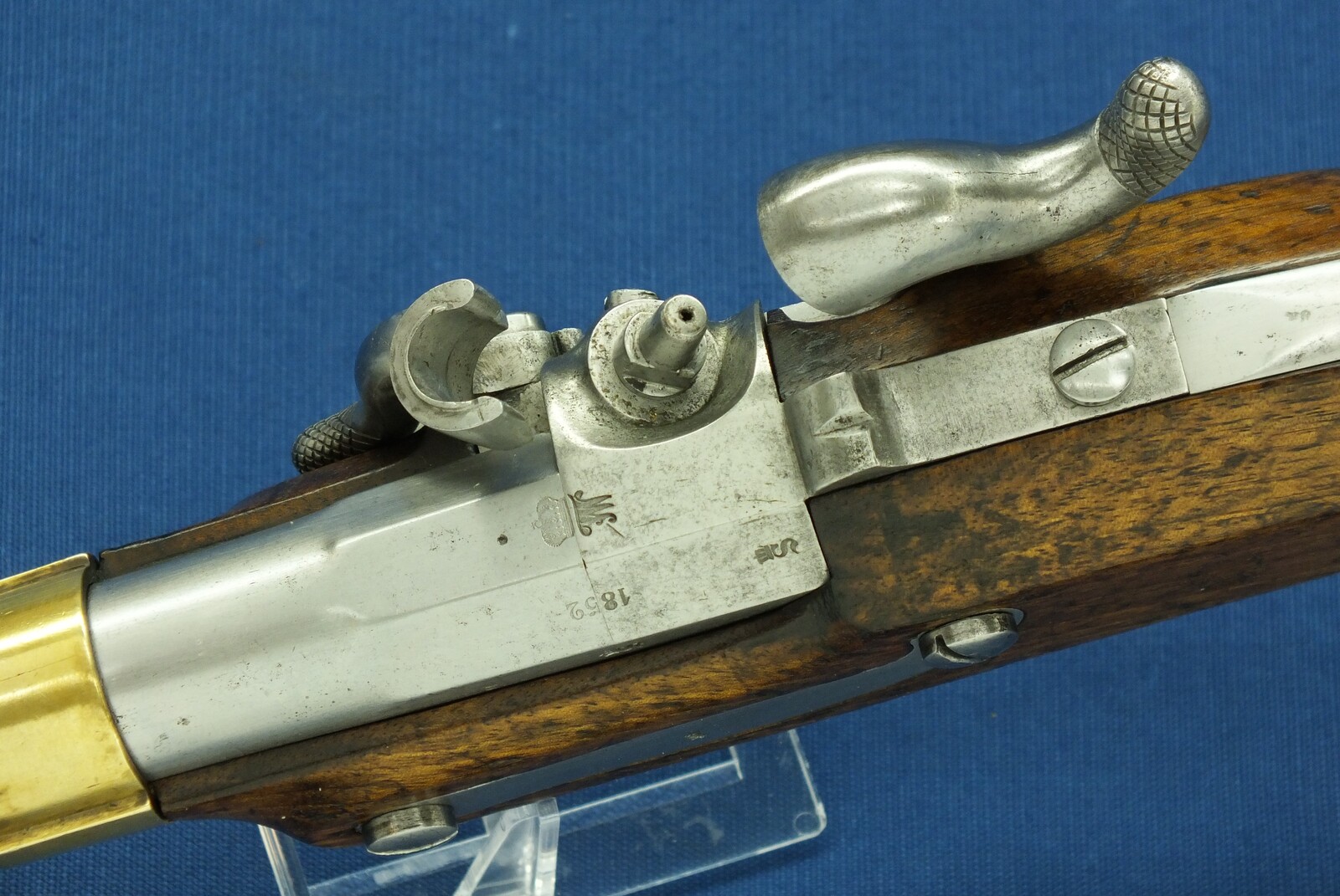 A fine antique German Prussian Model 1850 Cavalry Percussion Pistol. Lock marked under Crown Suhl G.H. Barrel dated 1852. Caliber 15mm, length 39cm. In very good condition. Price 1.850 euro.