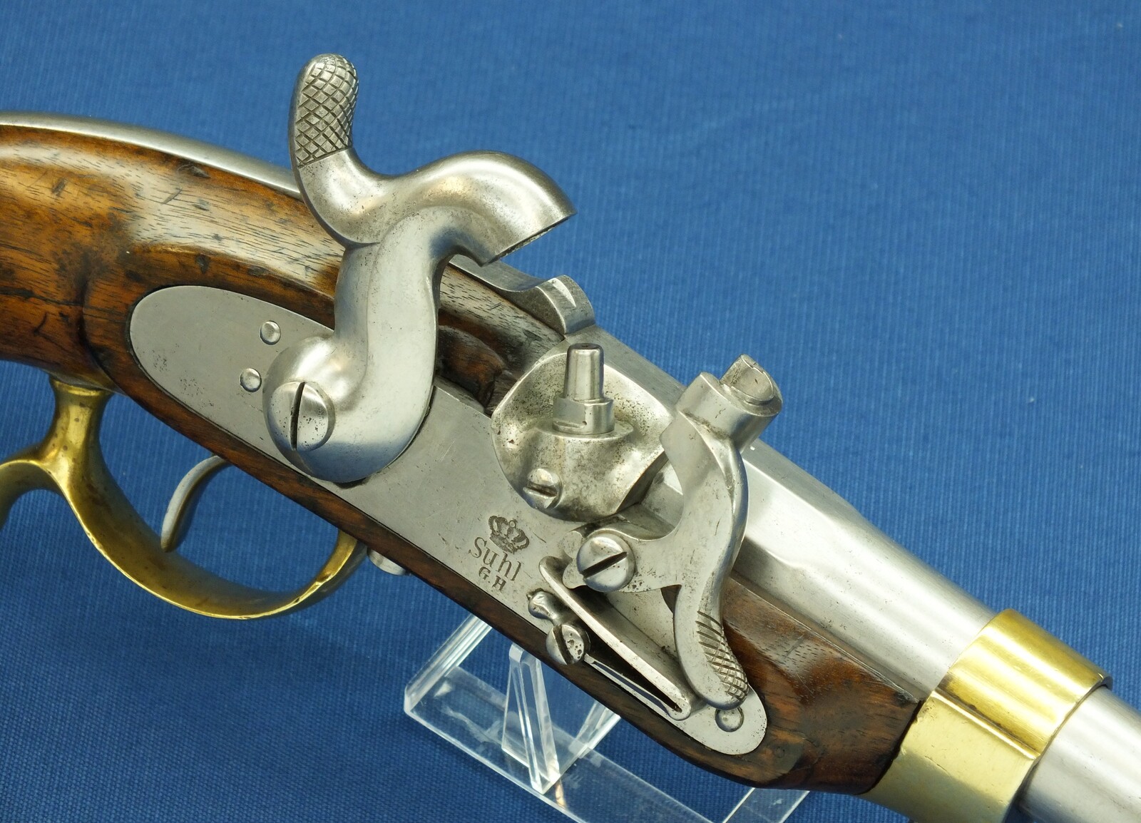 A fine antique German Prussian Model 1850 Cavalry Percussion Pistol. Lock marked under Crown Suhl G.H. Barrel dated 1852. Caliber 15mm, length 39cm. In very good condition. Price 1.850 euro.