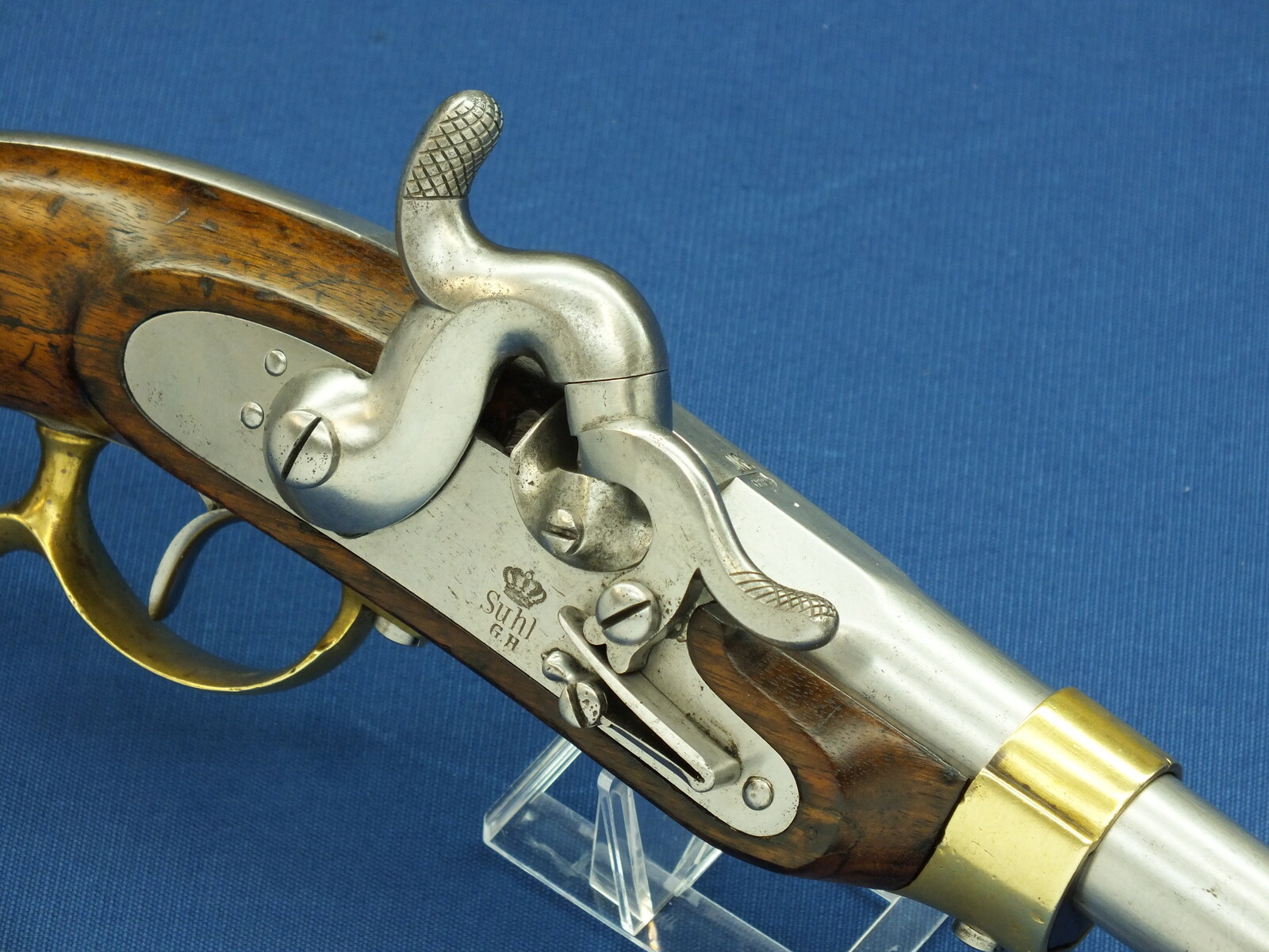 A fine antique German Prussian Model 1850 Cavalry Percussion Pistol. Lock marked under Crown Suhl G.H. Barrel dated 1852. Caliber 15mm, length 39cm. In very good condition. Price 1.850 euro.
