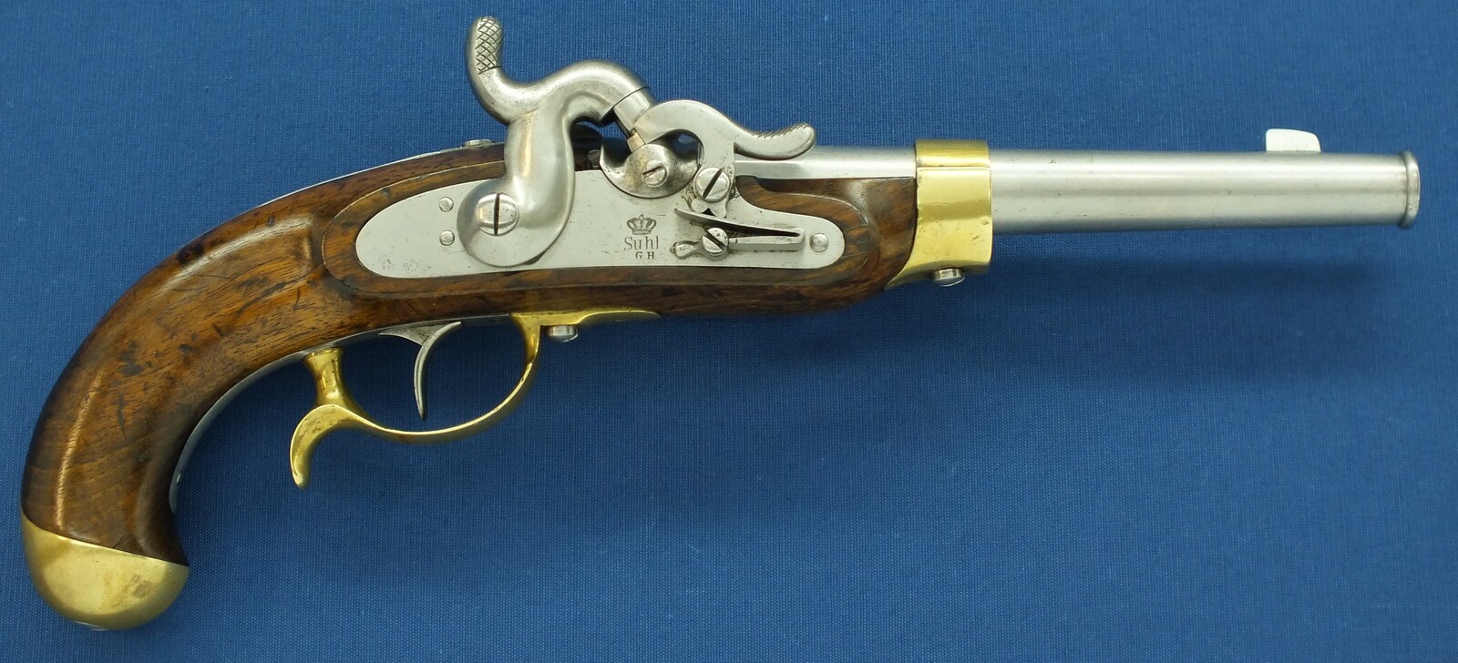 A fine antique German Prussian Model 1850 Cavalry Percussion Pistol. Lock marked under Crown Suhl G.H. Barrel dated 1852. Caliber 15mm, length 39cm. In very good condition. Price 1.850 euro.