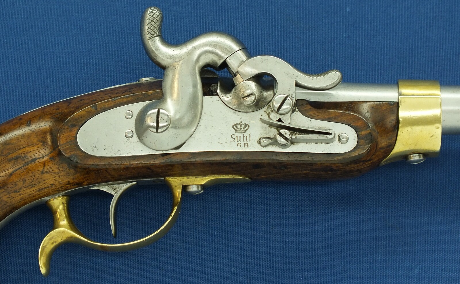 A fine antique German Prussian Model 1850 Cavalry Percussion Pistol. Lock marked under Crown Suhl G.H. Barrel dated 1852. Caliber 15mm, length 39cm. In very good condition. Price 1.850 euro.