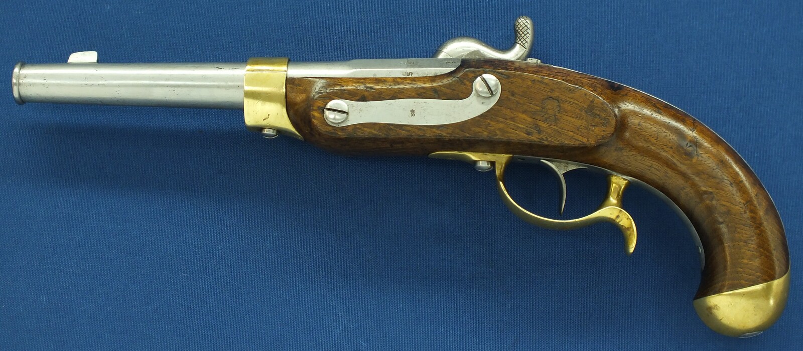 A fine antique German Prussian Model 1850 Cavalry Percussion Pistol. Lock marked under Crown Suhl G.H. Barrel dated 1852. Caliber 15mm, length 39cm. In very good condition. Price 1.850 euro.