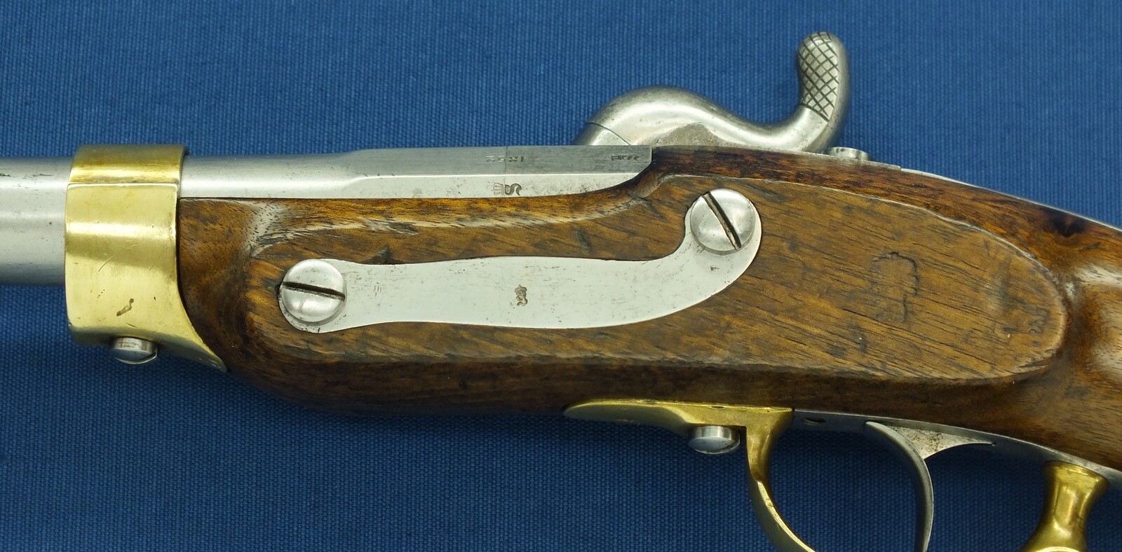 A fine antique German Prussian Model 1850 Cavalry Percussion Pistol. Lock marked under Crown Suhl G.H. Barrel dated 1852. Caliber 15mm, length 39cm. In very good condition. Price 1.850 euro.