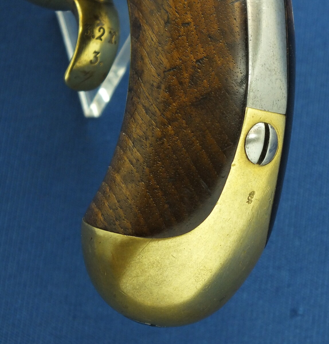 A fine antique German Prussian Model 1850 Cavalry Percussion Pistol. Lock marked under Crown Suhl G.H. Barrel dated 1852. Caliber 15mm, length 39cm. In very good condition. Price 1.850 euro.