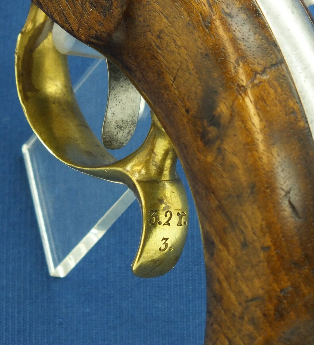 A fine antique German Prussian Model 1850 Cavalry Percussion Pistol. Lock marked under Crown Suhl G.H. Barrel dated 1852. Caliber 15mm, length 39cm. In very good condition. Price 1.850 euro.