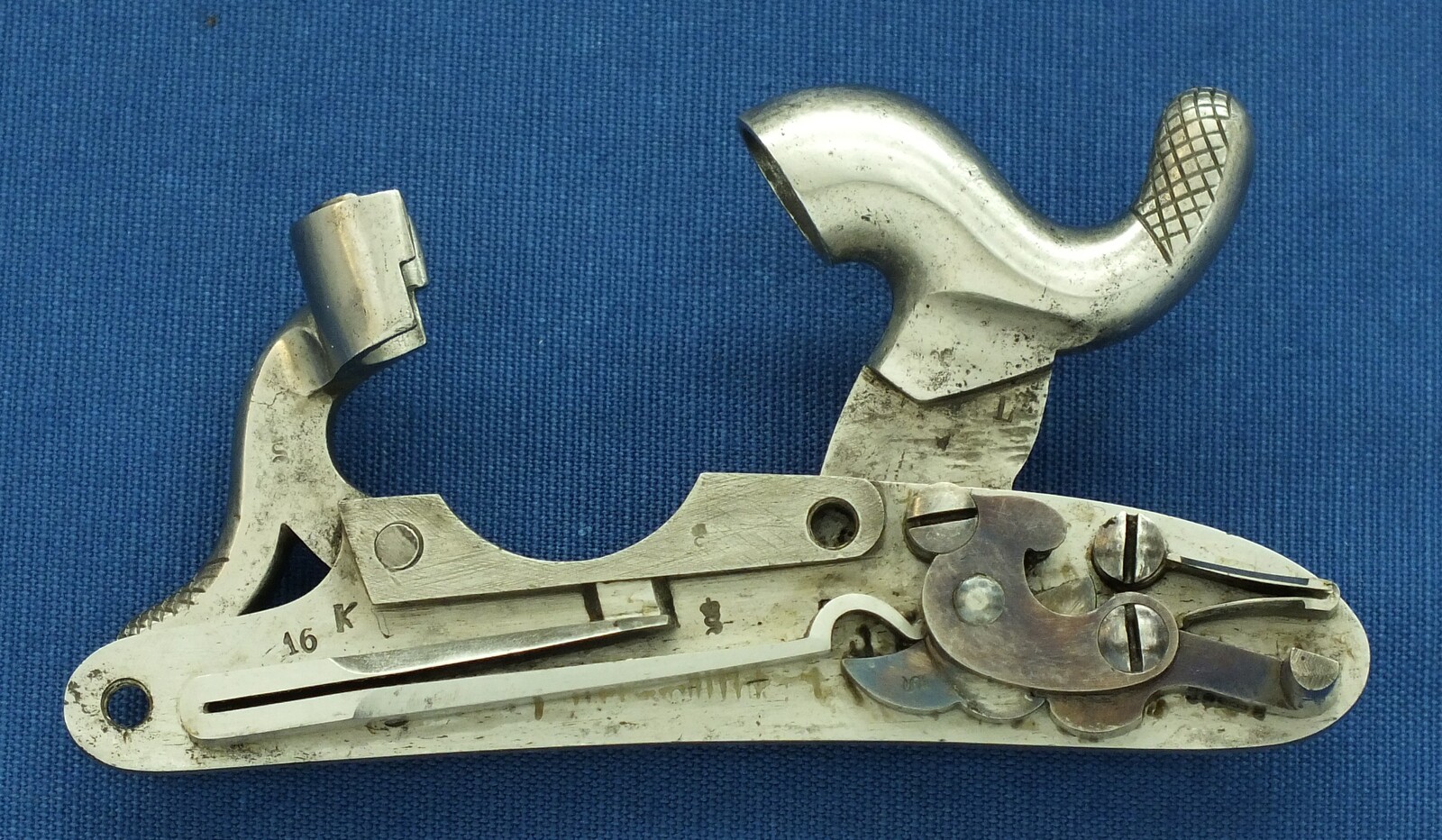 A fine antique German Prussian Model 1850 Cavalry Percussion Pistol. Lock marked under Crown Suhl G.H. Barrel dated 1852. Caliber 15mm, length 39cm. In very good condition. Price 1.850 euro.