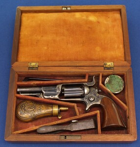 A fine antique Mahogany cased American Colt Model 1855 Root Model 5 Sidehammer Pocket Percussion Revolver. 5 shot Fluted Cylinder. 31 Caliber. 3,5 inch round barrel with New York address. In very good condition. Price 4.450 euro.