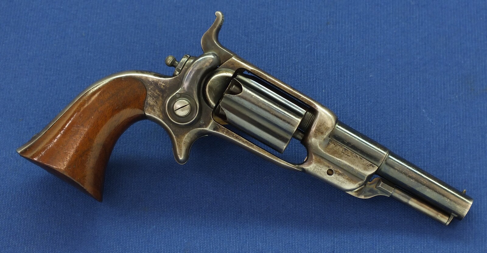 A fine antique Mahogany cased American Colt Model 1855 Root Model 5 Sidehammer Pocket Percussion Revolver. 5 shot Fluted Cylinder. 31 Caliber. 3,5 inch round barrel with New York address. In very good condition. Price 4.450 euro.