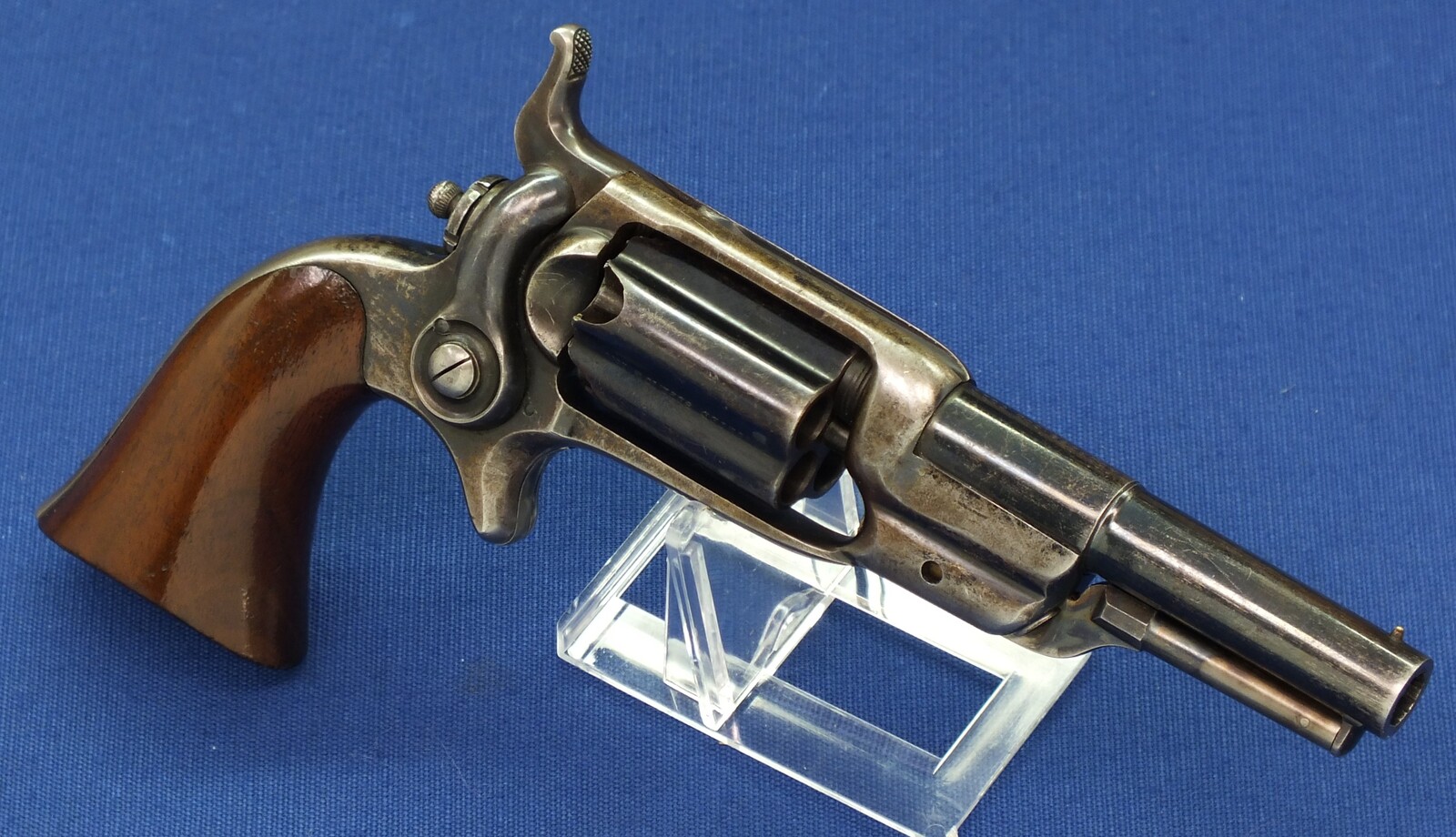 A fine antique Mahogany cased American Colt Model 1855 Root Model 5 Sidehammer Pocket Percussion Revolver. 5 shot Fluted Cylinder. 31 Caliber. 3,5 inch round barrel with New York address. In very good condition. Price 4.450 euro.