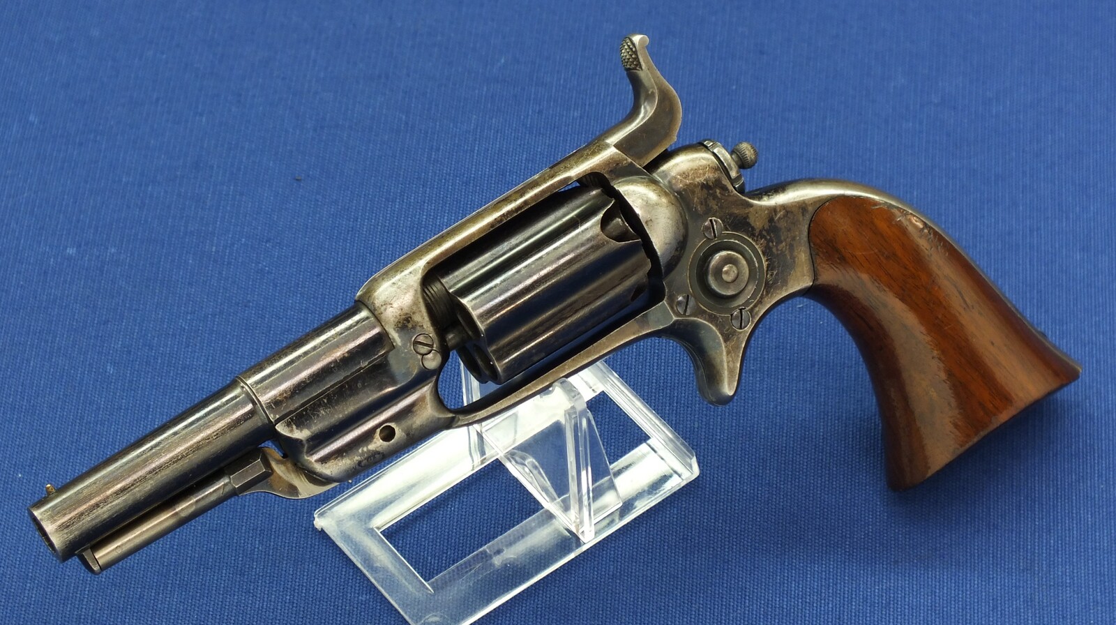 A fine antique Mahogany cased American Colt Model 1855 Root Model 5 Sidehammer Pocket Percussion Revolver. 5 shot Fluted Cylinder. 31 Caliber. 3,5 inch round barrel with New York address. In very good condition. Price 4.450 euro.