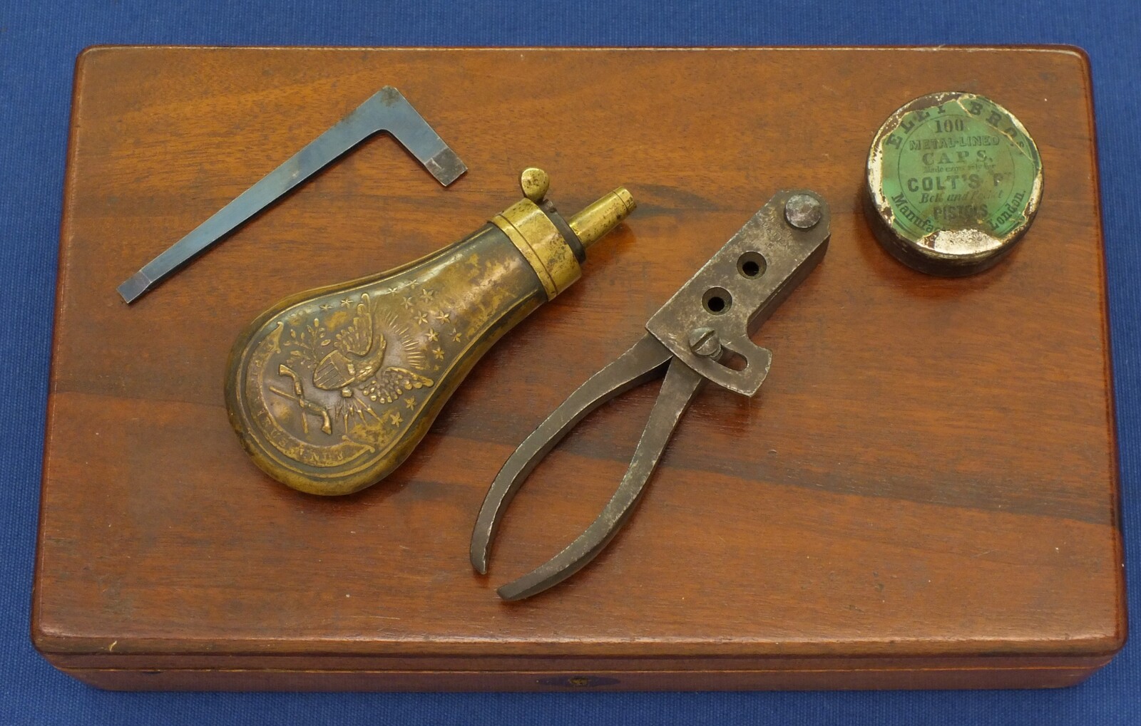 A fine antique Mahogany cased American Colt Model 1855 Root Model 5 Sidehammer Pocket Percussion Revolver. 5 shot Fluted Cylinder. 31 Caliber. 3,5 inch round barrel with New York address. In very good condition. Price 4.450 euro.