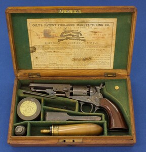 A fine antique Oak cased American made for export to London Colt Pocket Model 1849 6 shot 31 caliber percussion Revolver with 4 inch barrel with one line New York address. Length 25cm. In very good condition. Price 5.250 euro