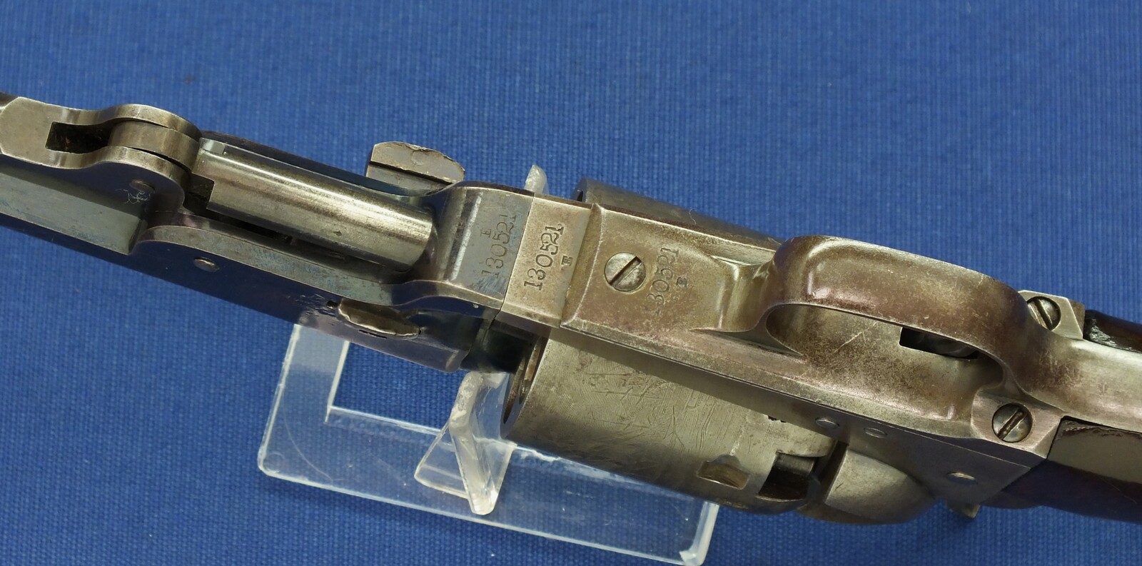 A fine antique Oak cased US-Made Colt 4th model 1851 Navy with large iron triggerguard sent to the London agency and probably distributed to Australia. 6 shot, caliber 36. 7,5inch barrel with U.S America address. In very good condition. Price 8.995 euro