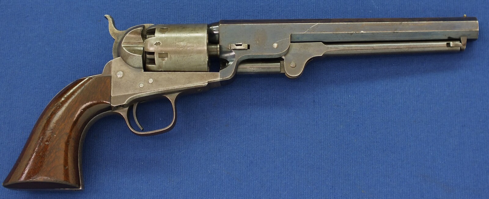 A fine antique Oak cased US-Made Colt 4th model 1851 Navy with large iron triggerguard sent to the London agency and probably distributed to Australia. 6 shot, caliber 36. 7,5inch barrel with U.S America address. In very good condition. Price 8.995 euro