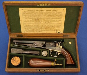 A fine antique Oak English style cased American made for export to London Colt police Model 1862 5 shot 36 caliber percussion Revolver with 5,5 inch barrel with one line New York address. Length 29cm. In very good condition. Price 5.500 euro