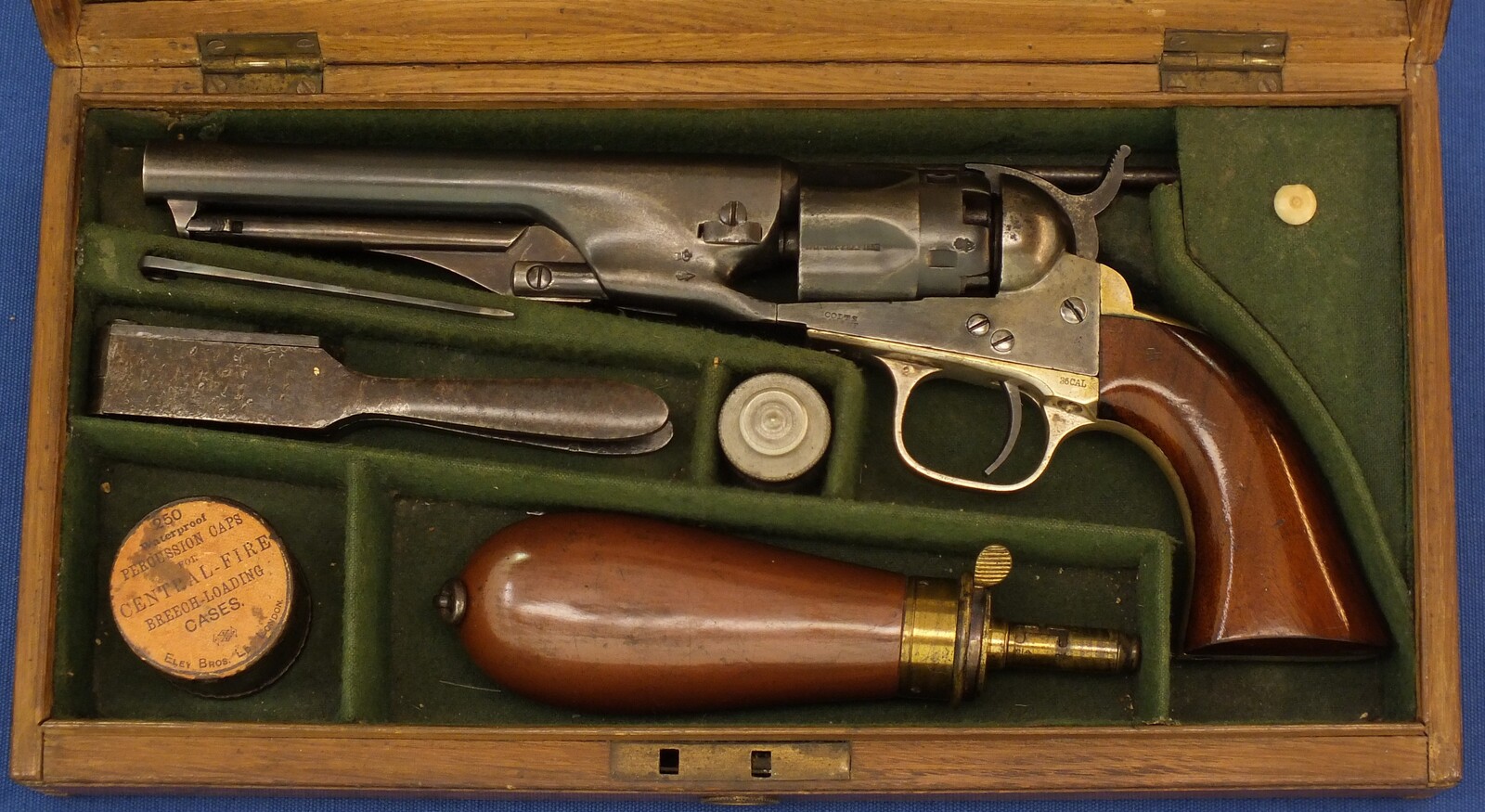 A fine antique Oak English style cased American made for export to London Colt police Model 1862 5 shot 36 caliber percussion Revolver with 5,5 inch barrel with one line New York address. Length 29cm. In very good condition. Price 5.500 euro