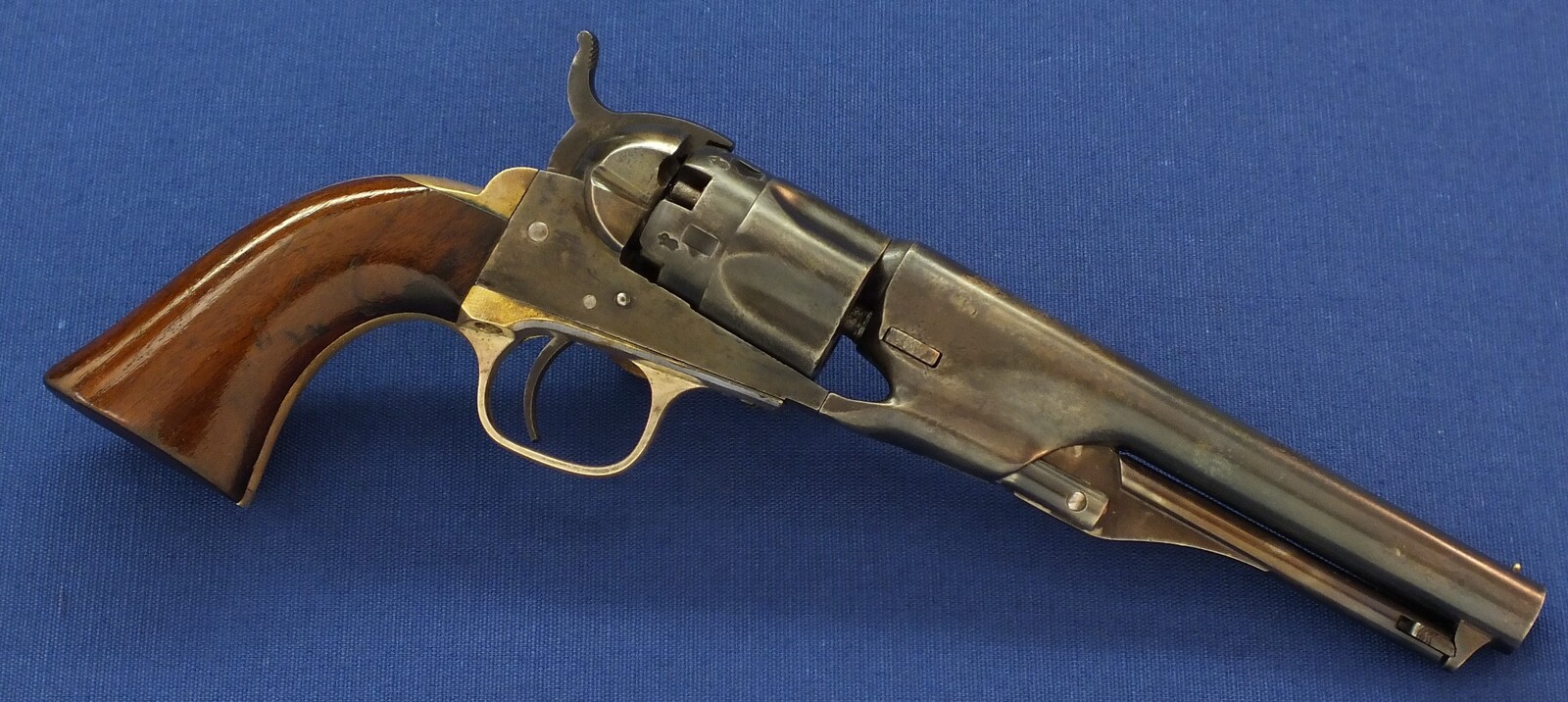 A fine antique Oak English style cased American made for export to London Colt police Model 1862 5 shot 36 caliber percussion Revolver with 5,5 inch barrel with one line New York address. Length 29cm. In very good condition. Price 5.500 euro