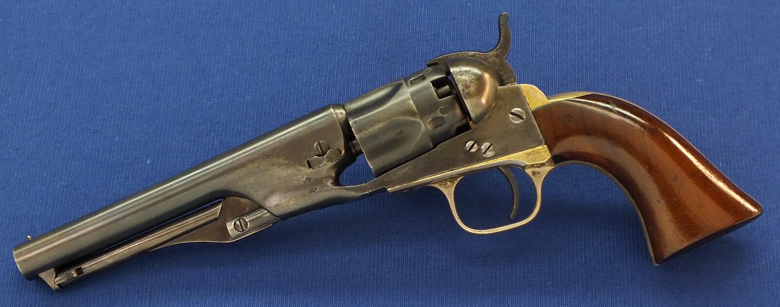 A fine antique Oak English style cased American made for export to London Colt police Model 1862 5 shot 36 caliber percussion Revolver with 5,5 inch barrel with one line New York address. Length 29cm. In very good condition. Price 5.500 euro
