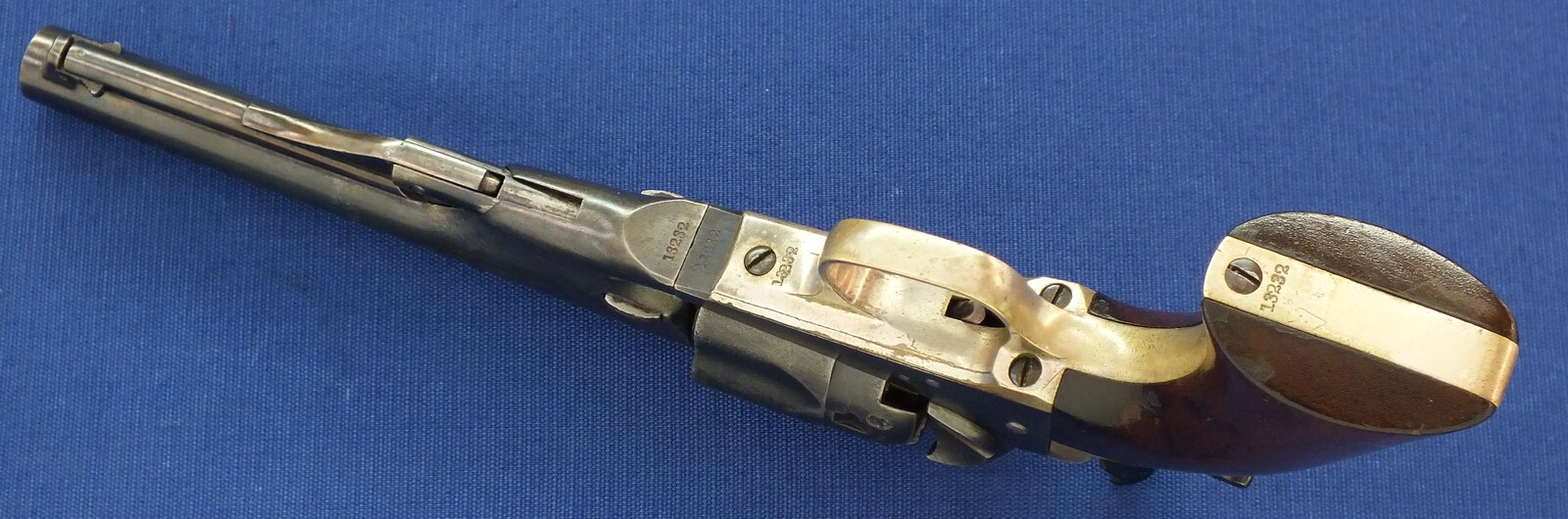 A fine antique Oak English style cased American made for export to London Colt police Model 1862 5 shot 36 caliber percussion Revolver with 5,5 inch barrel with one line New York address. Length 29cm. In very good condition. Price 5.500 euro