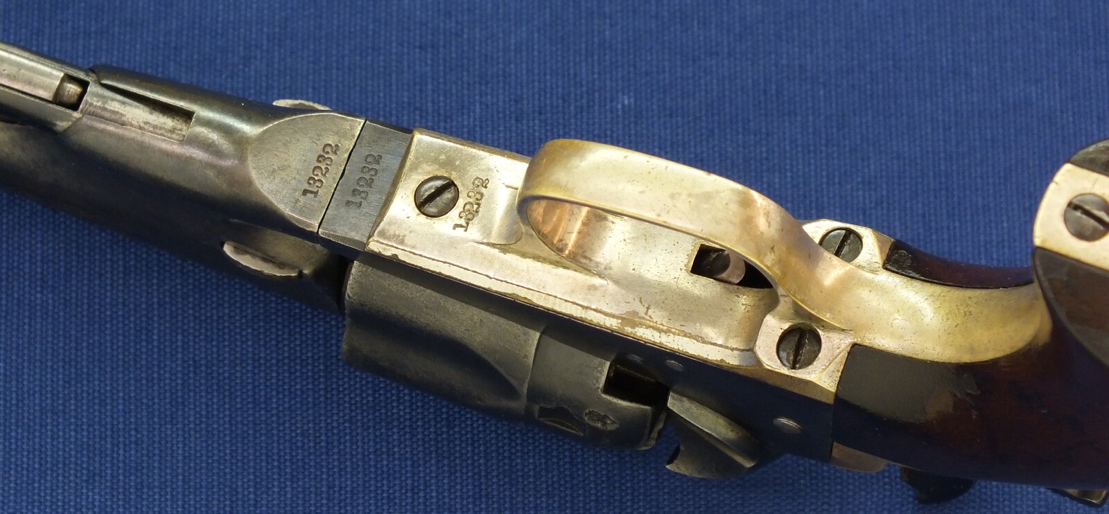 A fine antique Oak English style cased American made for export to London Colt police Model 1862 5 shot 36 caliber percussion Revolver with 5,5 inch barrel with one line New York address. Length 29cm. In very good condition. Price 5.500 euro
