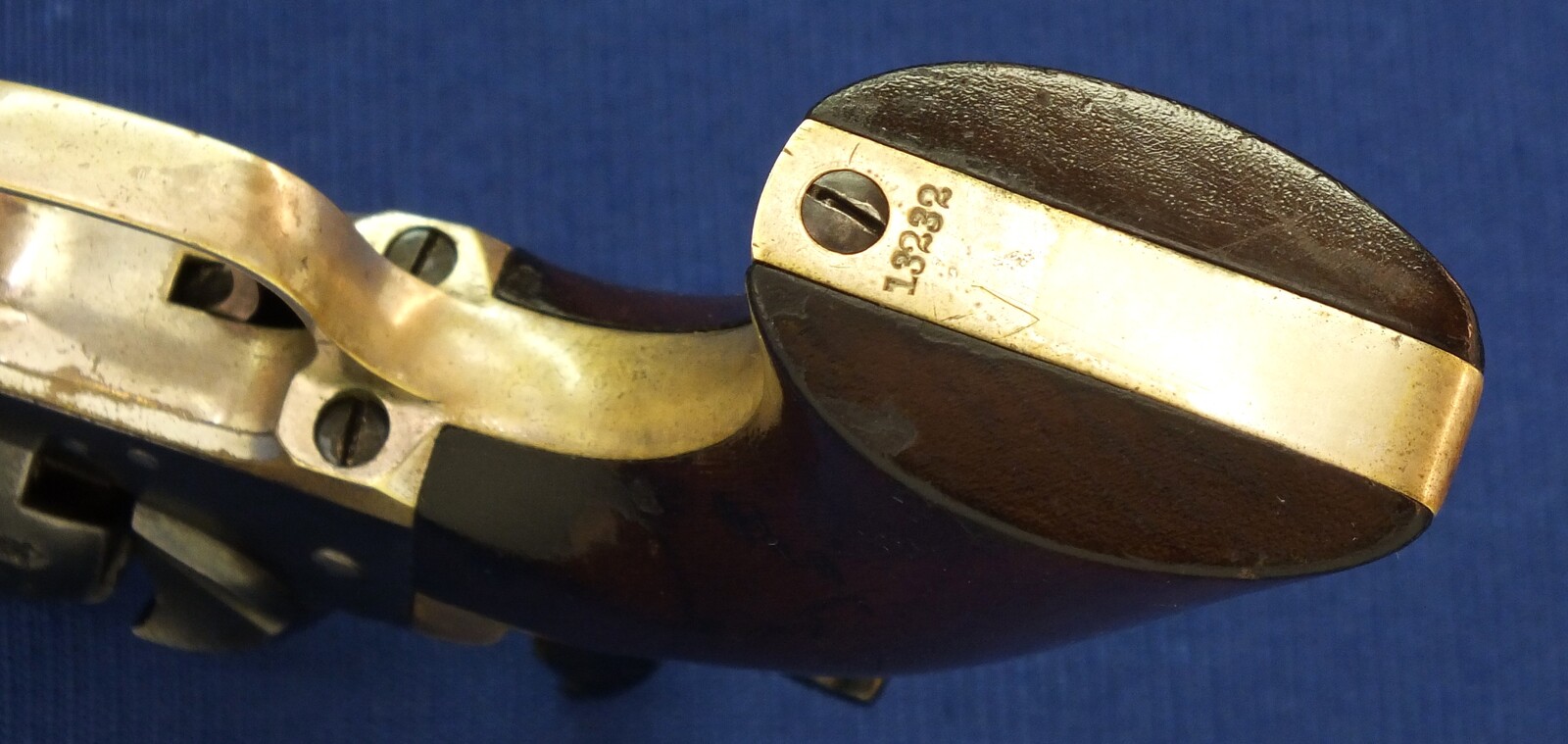 A fine antique Oak English style cased American made for export to London Colt police Model 1862 5 shot 36 caliber percussion Revolver with 5,5 inch barrel with one line New York address. Length 29cm. In very good condition. Price 5.500 euro