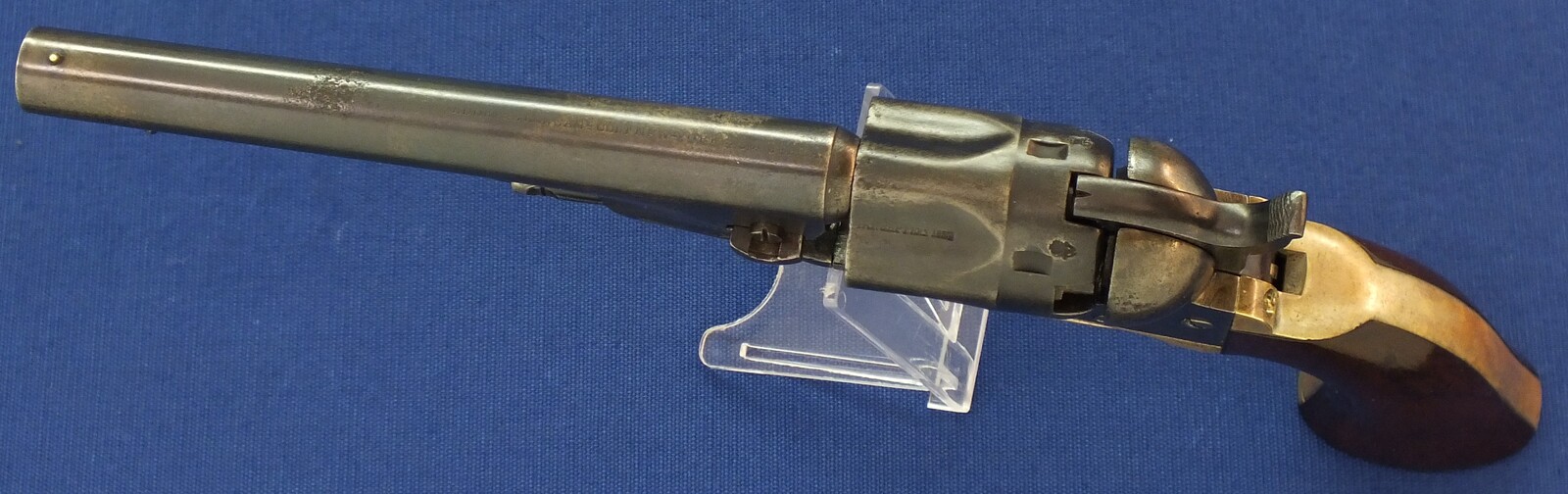 A fine antique Oak English style cased American made for export to London Colt police Model 1862 5 shot 36 caliber percussion Revolver with 5,5 inch barrel with one line New York address. Length 29cm. In very good condition. Price 5.500 euro