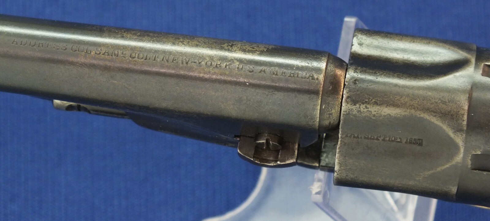 A fine antique Oak English style cased American made for export to London Colt police Model 1862 5 shot 36 caliber percussion Revolver with 5,5 inch barrel with one line New York address. Length 29cm. In very good condition. Price 5.500 euro