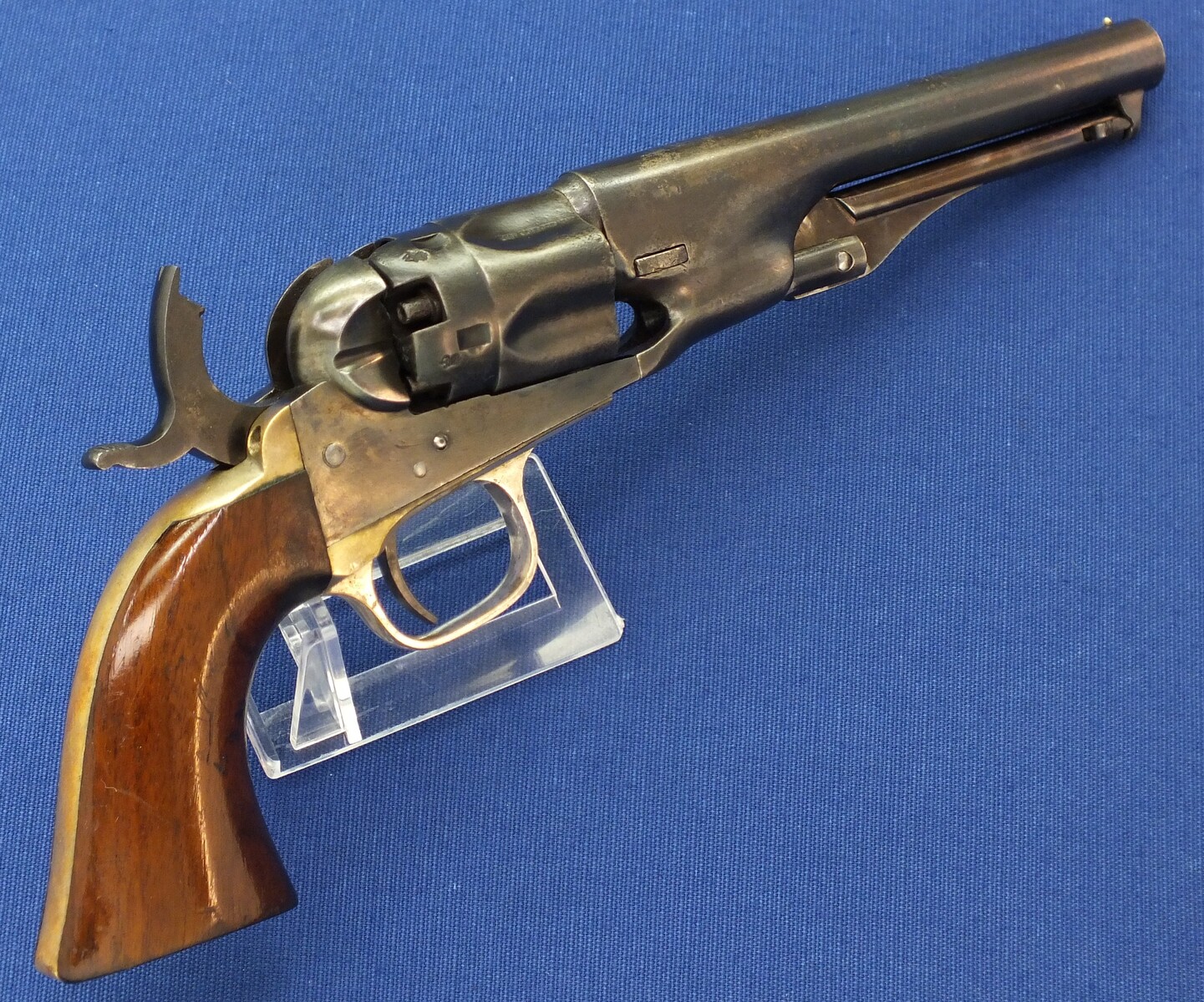 A fine antique Oak English style cased American made for export to London Colt police Model 1862 5 shot 36 caliber percussion Revolver with 5,5 inch barrel with one line New York address. Length 29cm. In very good condition. Price 5.500 euro