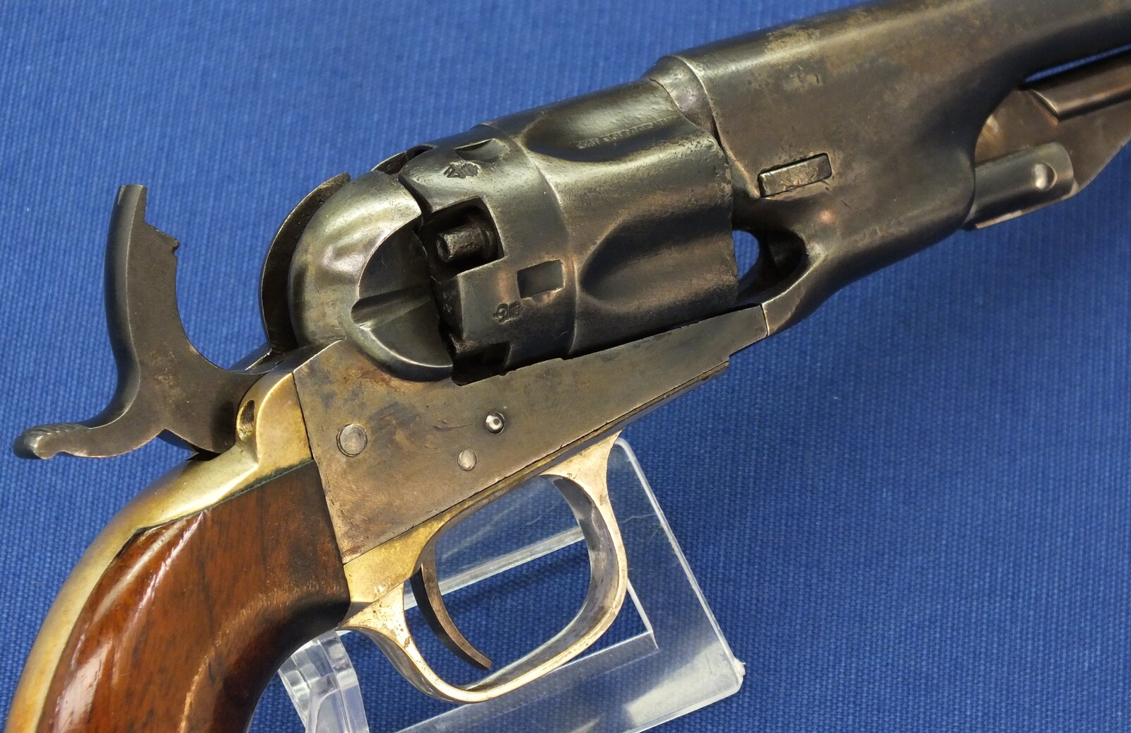 A fine antique Oak English style cased American made for export to London Colt police Model 1862 5 shot 36 caliber percussion Revolver with 5,5 inch barrel with one line New York address. Length 29cm. In very good condition. Price 5.500 euro