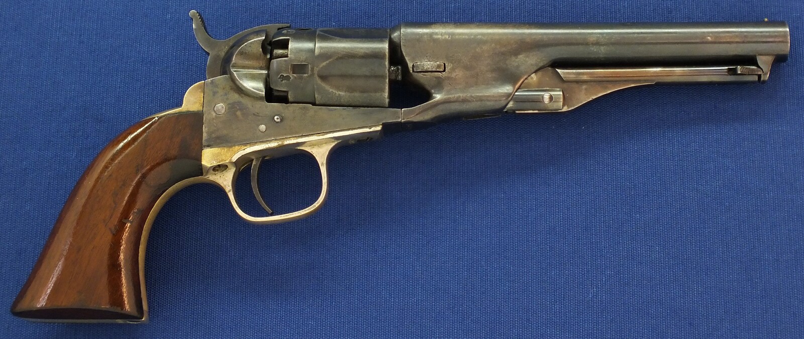 A fine antique Oak English style cased American made for export to London Colt police Model 1862 5 shot 36 caliber percussion Revolver with 5,5 inch barrel with one line New York address. Length 29cm. In very good condition. Price 5.500 euro