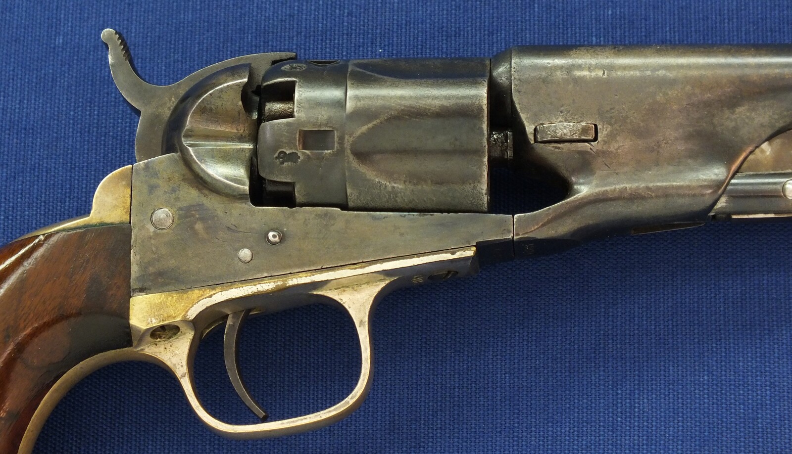 A fine antique Oak English style cased American made for export to London Colt police Model 1862 5 shot 36 caliber percussion Revolver with 5,5 inch barrel with one line New York address. Length 29cm. In very good condition. Price 5.500 euro