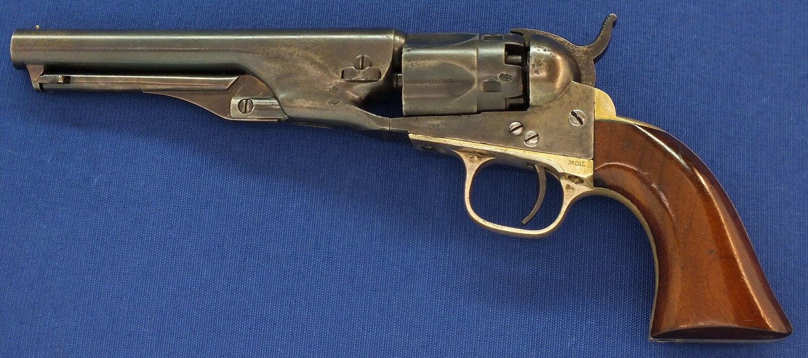 A fine antique Oak English style cased American made for export to London Colt police Model 1862 5 shot 36 caliber percussion Revolver with 5,5 inch barrel with one line New York address. Length 29cm. In very good condition. Price 5.500 euro