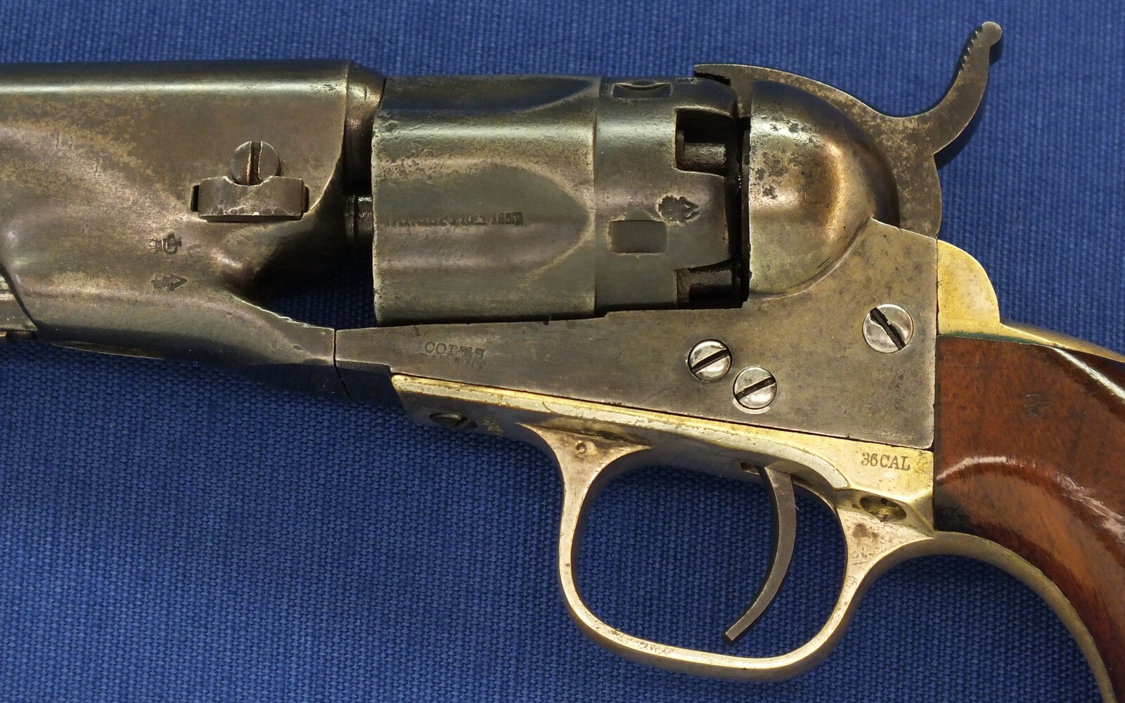 A fine antique Oak English style cased American made for export to London Colt police Model 1862 5 shot 36 caliber percussion Revolver with 5,5 inch barrel with one line New York address. Length 29cm. In very good condition. Price 5.500 euro