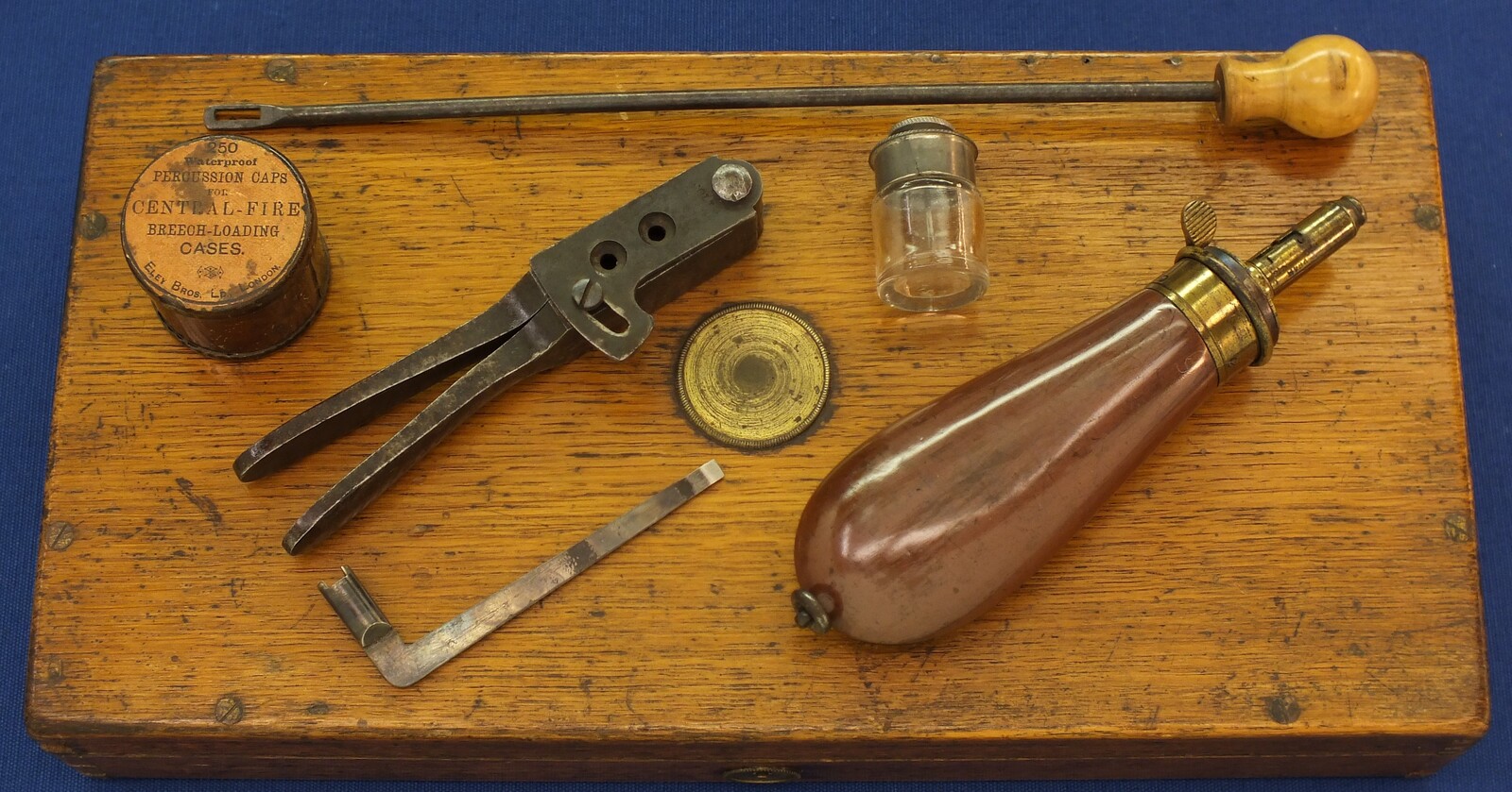 A fine antique Oak English style cased American made for export to London Colt police Model 1862 5 shot 36 caliber percussion Revolver with 5,5 inch barrel with one line New York address. Length 29cm. In very good condition. Price 5.500 euro