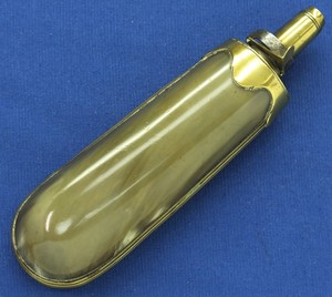 A fine antique Powderflask of green horn with Brass mounts and lapabout spring, circa 1800. height 18.5 cm, in very good condition. Price 275 euro
