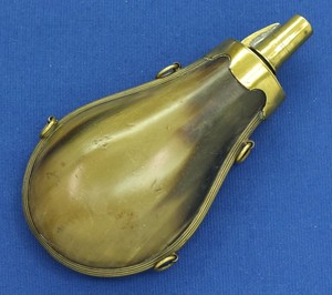 A fine antique Powderflask of green horn with Brass mounts, circa 1800. height 18 cm, in very good condition. Price 250 euro