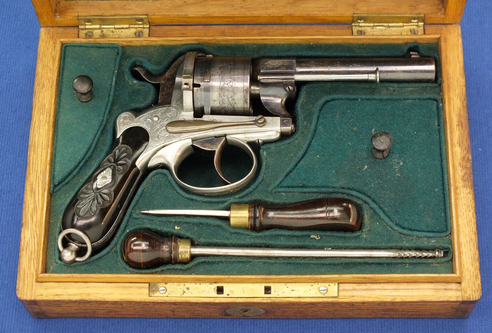 A fine antique Swiss Oak Cased engraved 6 shot 9mm Pinfire Revolver. Barrel signed: GEORGE MAYER STABSMAIOR IN LUZERN. Length 23cm. In very good condition. 