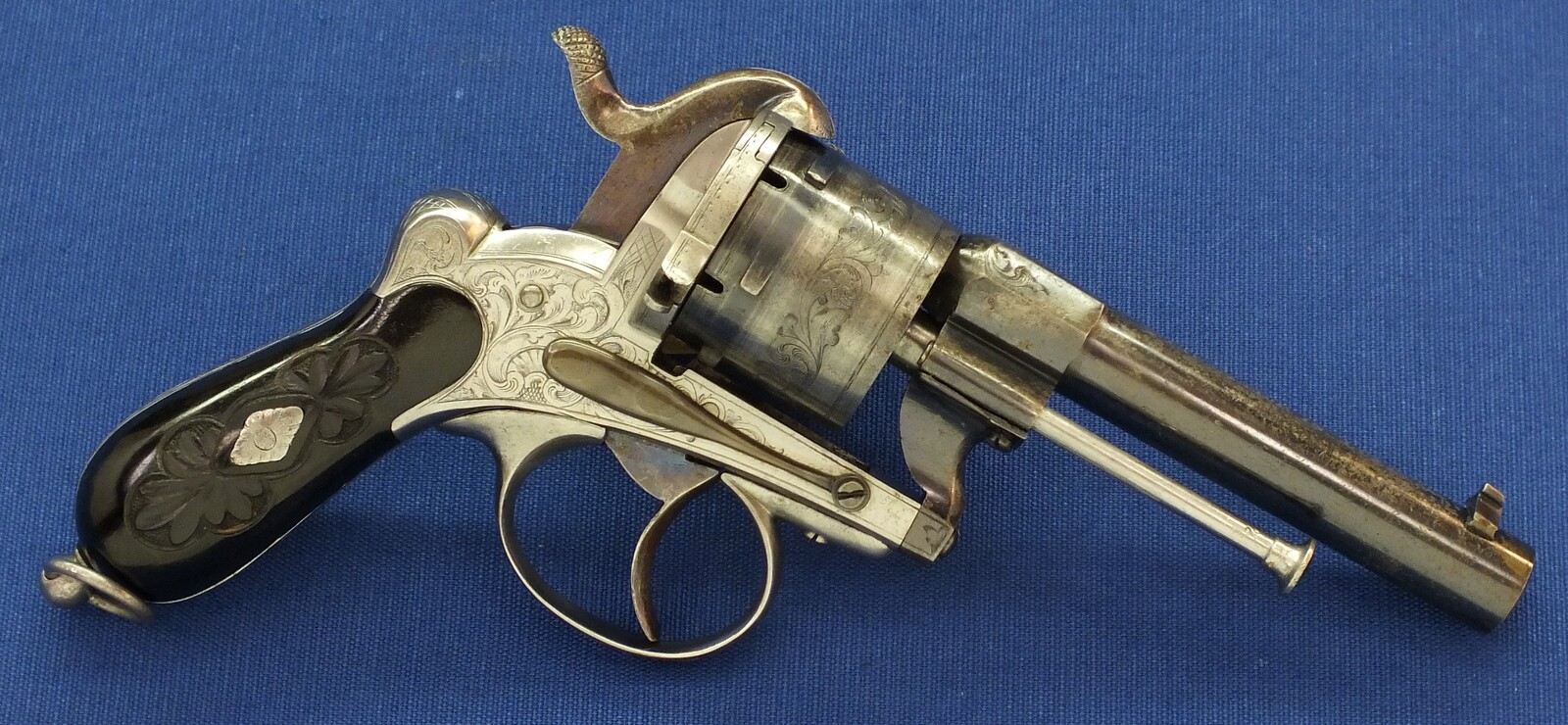 A fine antique Swiss Oak Cased engraved 6 shot 9mm Pinfire Revolver. Barrel signed: GEORGE MAYER STABSMAIOR IN LUZERN. Length 23cm. In very good condition. 
