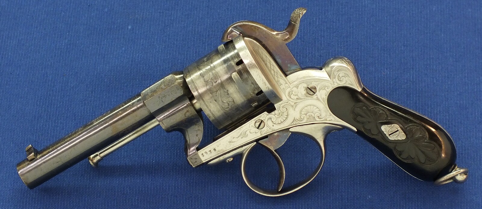 A fine antique Swiss Oak Cased engraved 6 shot 9mm Pinfire Revolver. Barrel signed: GEORGE MAYER STABSMAIOR IN LUZERN. Length 23cm. In very good condition. 