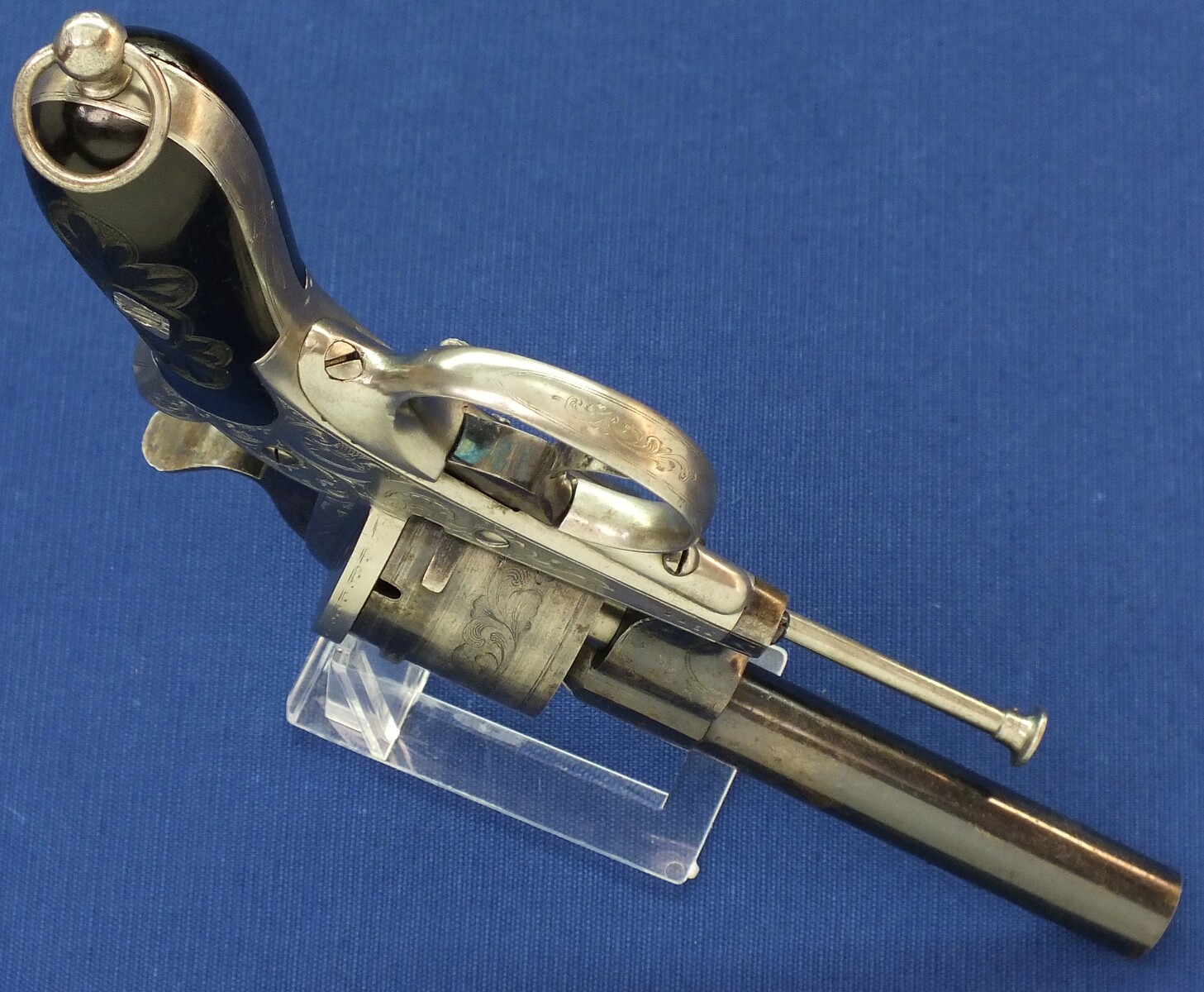 A fine antique Swiss Oak Cased engraved 6 shot 9mm Pinfire Revolver. Barrel signed: GEORGE MAYER STABSMAIOR IN LUZERN. Length 23cm. In very good condition. 