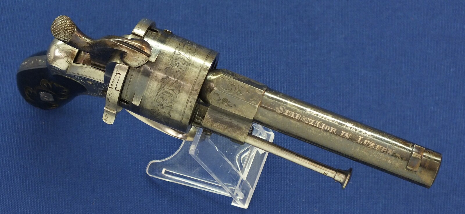 A fine antique Swiss Oak Cased engraved 6 shot 9mm Pinfire Revolver. Barrel signed: GEORGE MAYER STABSMAIOR IN LUZERN. Length 23cm. In very good condition. 