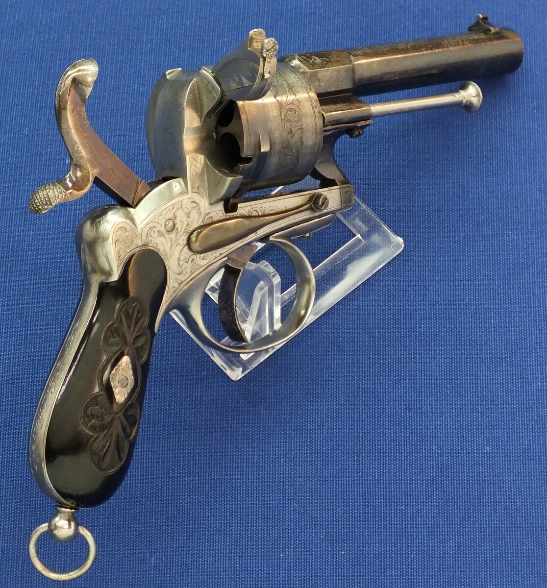 A fine antique Swiss Oak Cased engraved 6 shot 9mm Pinfire Revolver. Barrel signed: GEORGE MAYER STABSMAIOR IN LUZERN. Length 23cm. In very good condition. 