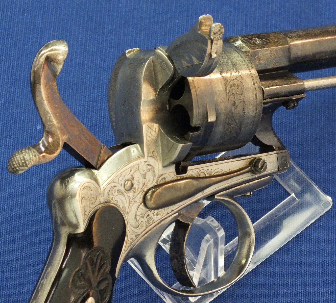 A fine antique Swiss Oak Cased engraved 6 shot 9mm Pinfire Revolver. Barrel signed: GEORGE MAYER STABSMAIOR IN LUZERN. Length 23cm. In very good condition. 