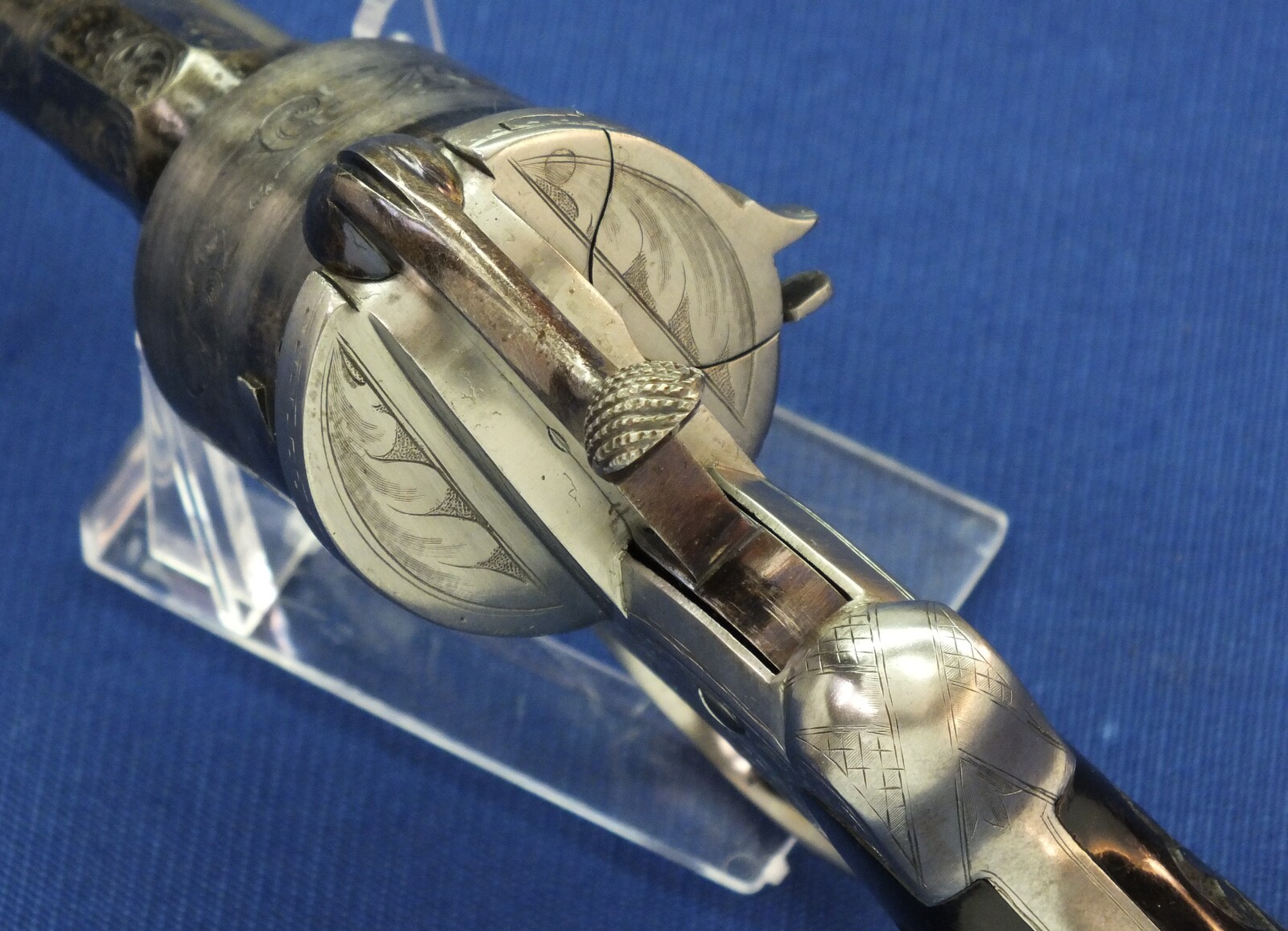 A fine antique Swiss Oak Cased engraved 6 shot 9mm Pinfire Revolver. Barrel signed: GEORGE MAYER STABSMAIOR IN LUZERN. Length 23cm. In very good condition. 