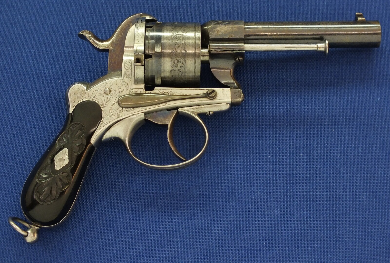 A fine antique Swiss Oak Cased engraved 6 shot 9mm Pinfire Revolver. Barrel signed: GEORGE MAYER STABSMAIOR IN LUZERN. Length 23cm. In very good condition. 
