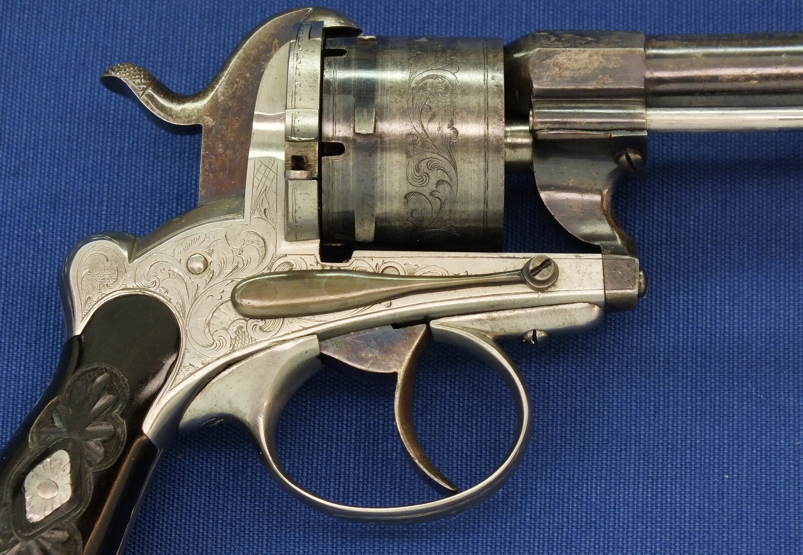A fine antique Swiss Oak Cased engraved 6 shot 9mm Pinfire Revolver. Barrel signed: GEORGE MAYER STABSMAIOR IN LUZERN. Length 23cm. In very good condition. 