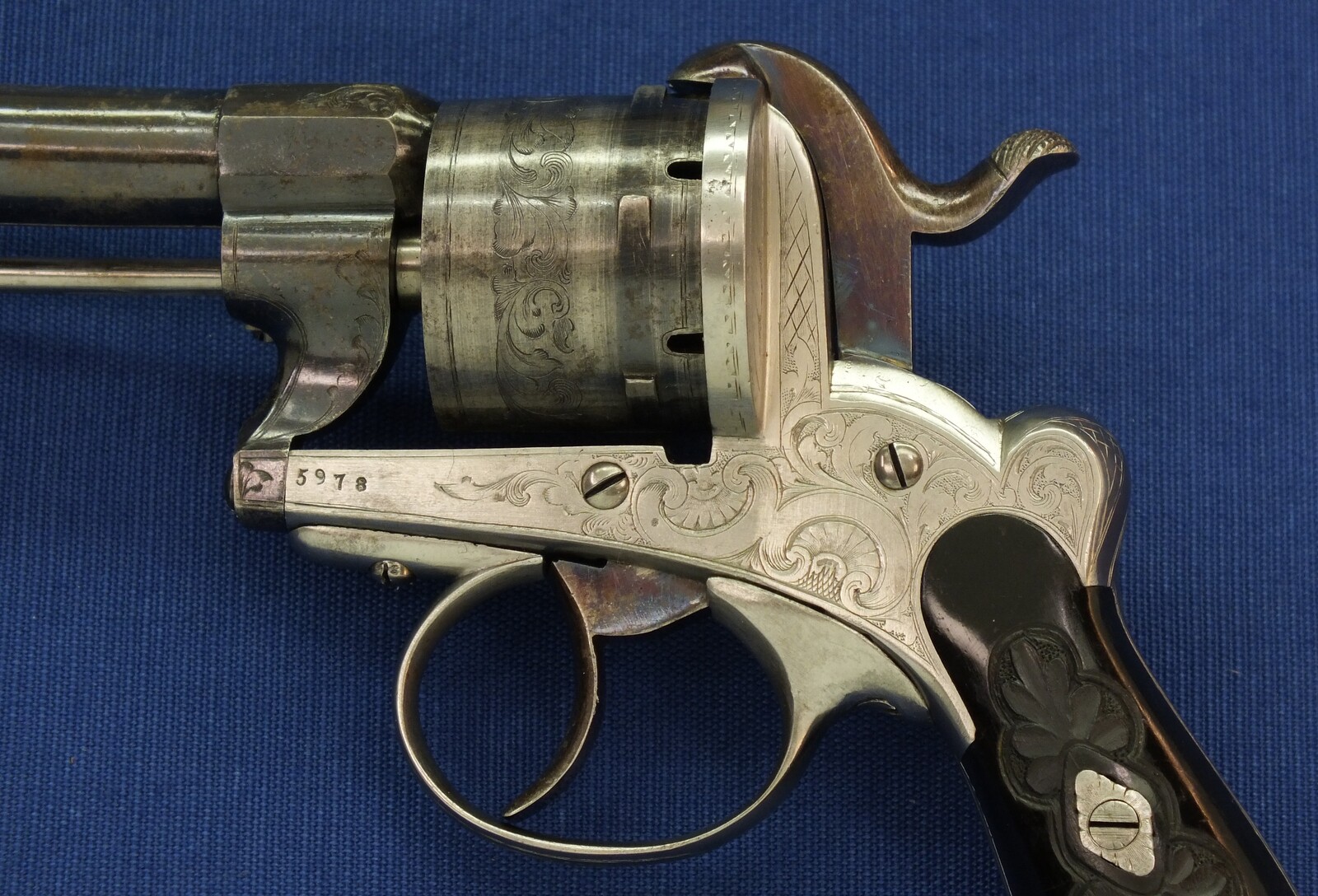 A fine antique Swiss Oak Cased engraved 6 shot 9mm Pinfire Revolver. Barrel signed: GEORGE MAYER STABSMAIOR IN LUZERN. Length 23cm. In very good condition. 