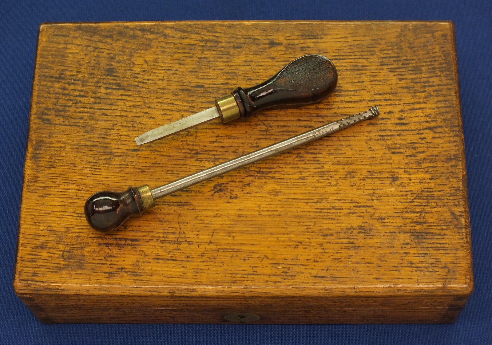 A fine antique Swiss Oak Cased engraved 6 shot 9mm Pinfire Revolver. Barrel signed: GEORGE MAYER STABSMAIOR IN LUZERN. Length 23cm. In very good condition. 