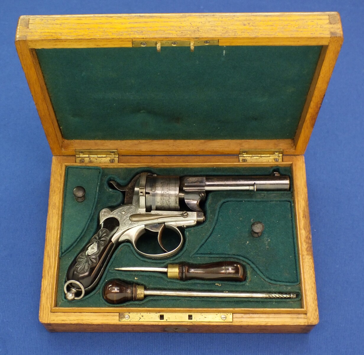 A fine antique Swiss Oak Cased engraved 6 shot 9mm Pinfire Revolver. Barrel signed: GEORGE MAYER STABSMAIOR IN LUZERN. Length 23cm. In very good condition. Price 1.850 euro