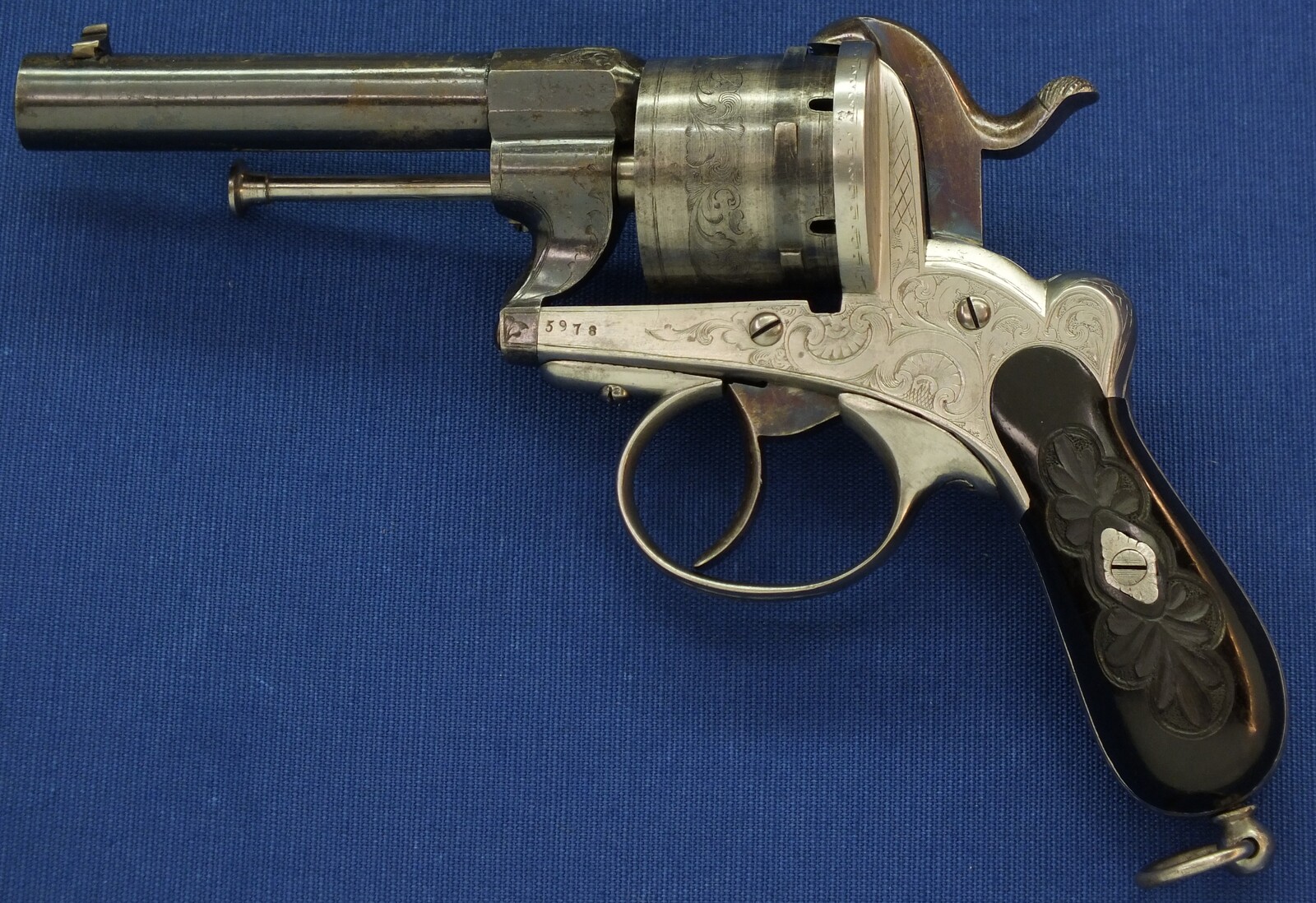 A fine antique Swiss Oak Cased engraved 6 shot 9mm Pinfire Revolver. Barrel signed: GEORGE MAYER STABSMAIOR IN LUZERN. Length 23cm. In very good condition. Price 1.850 euro
